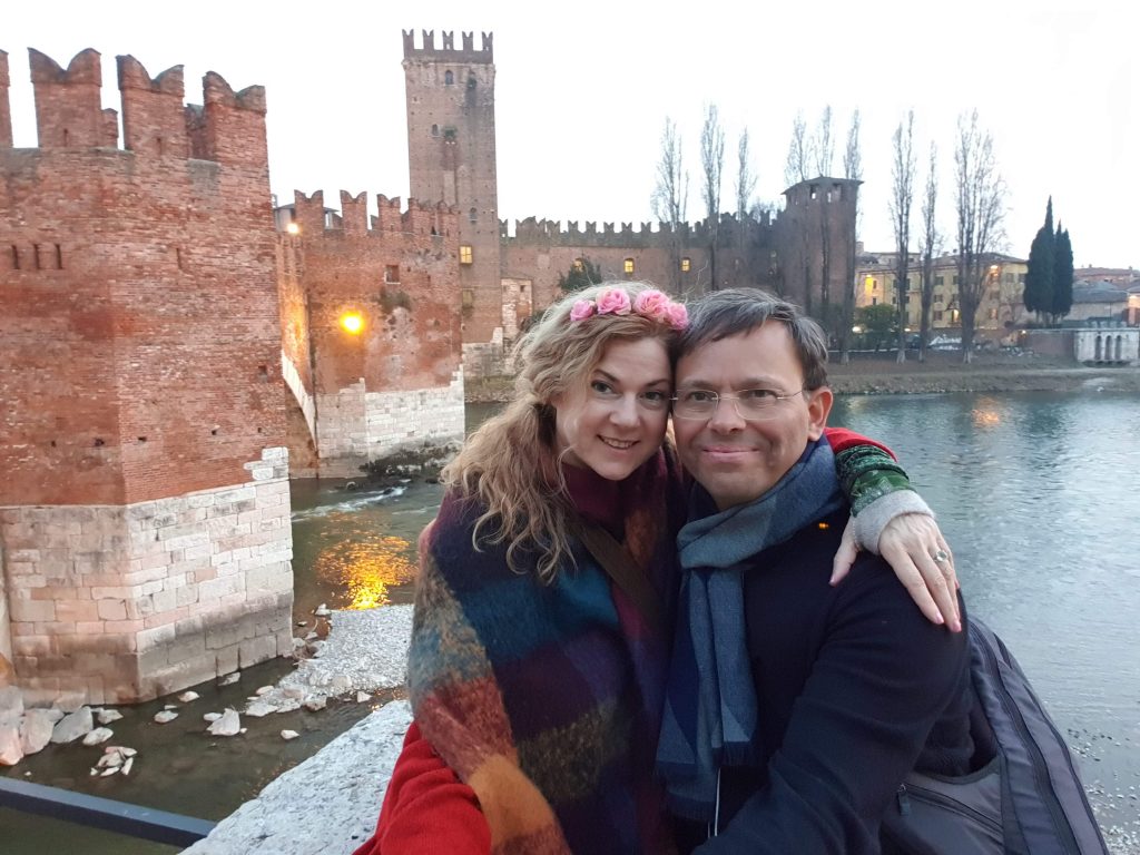 דורית ובעלה מצולמים בטיול