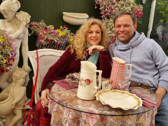 דורית ובעלה ליד השולחן