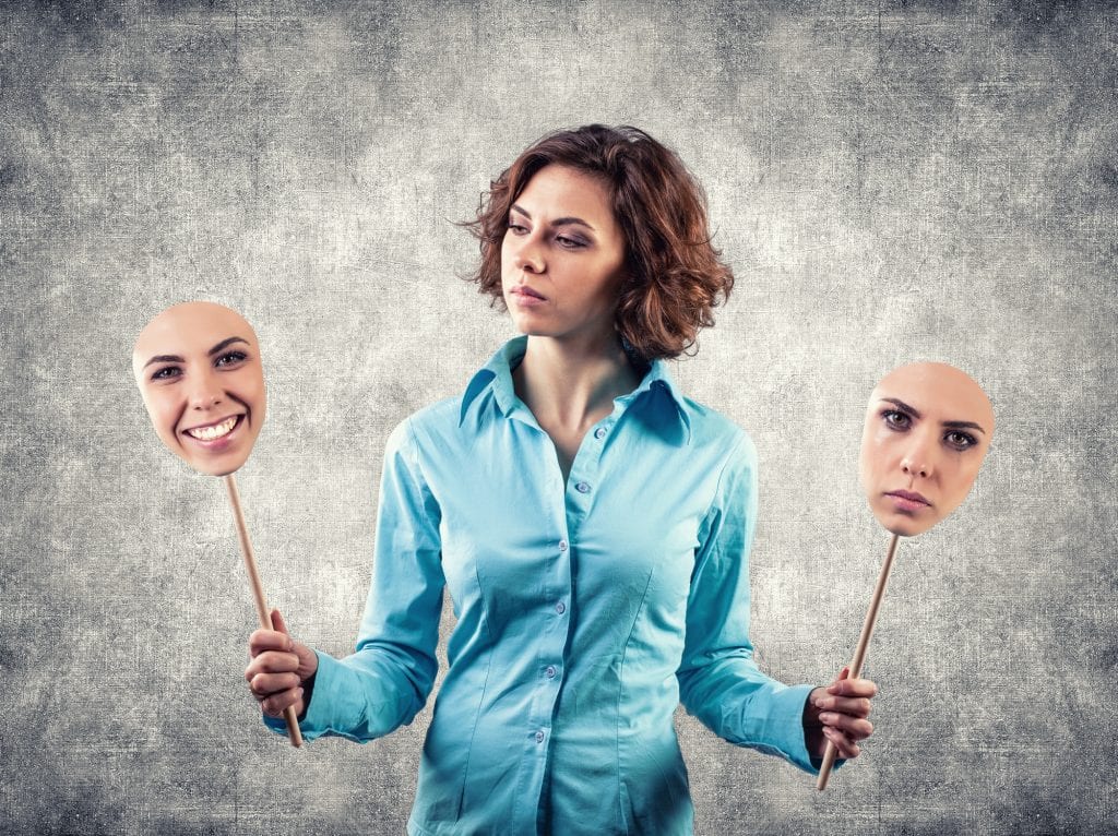 אישה מחזיקה פרצופים