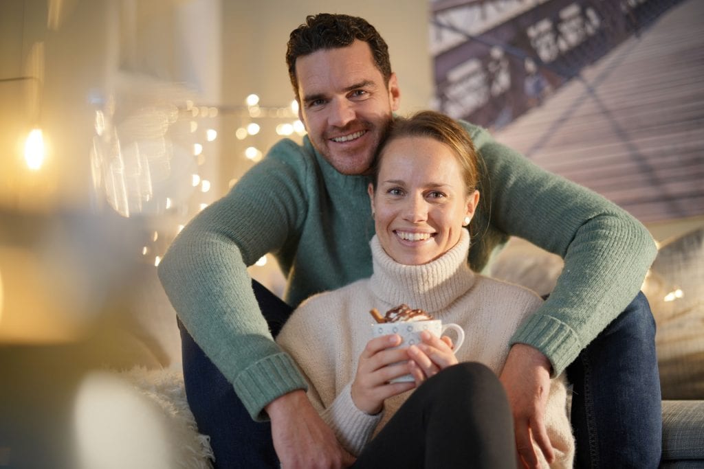 זוג מחייך ומסתכל למצלמה